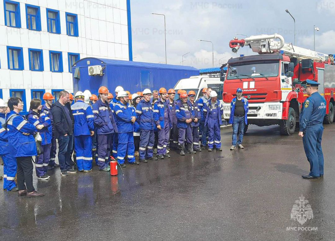 Сотрудники МЧС провели инструктаж с работниками крупнейшей в Подмосковье нефтебазы